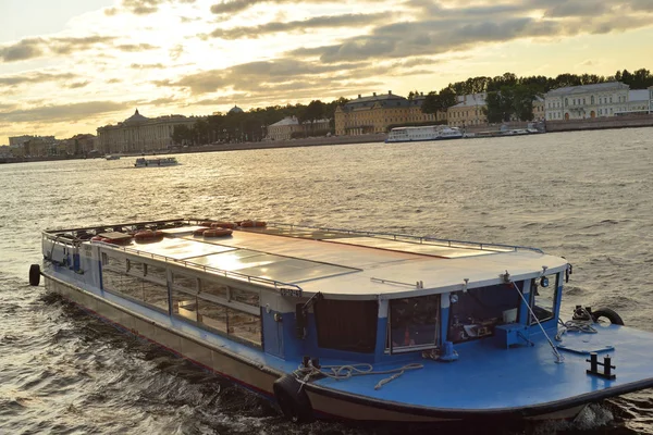 Barca da diporto sul fiume Neva . — Foto Stock