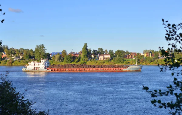 Nave da carico sul fiume Neva — Foto Stock