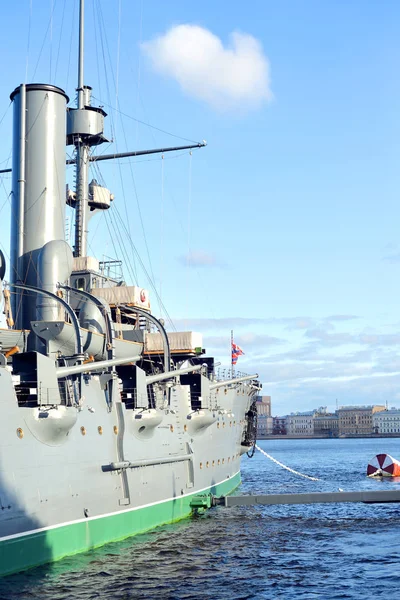 Neva Nehri üzerinde Aurora kruvazör.