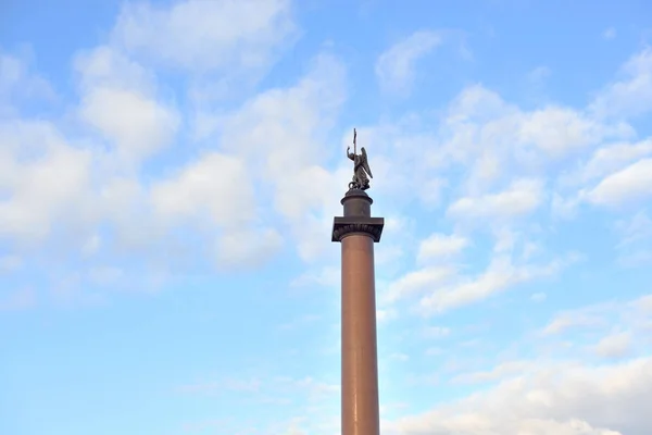 Alexander kolumny na tle niebo chmura. — Zdjęcie stockowe