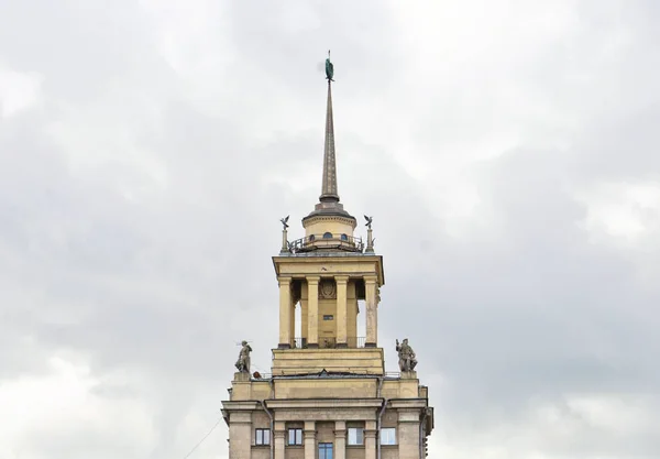 Saint Petersburg neoklasik tarzda inşa yüksek katlı. — Stok fotoğraf