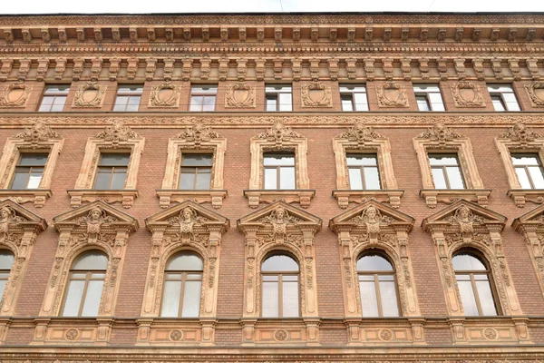 La fachada de una antigua casa de apartamentos . —  Fotos de Stock