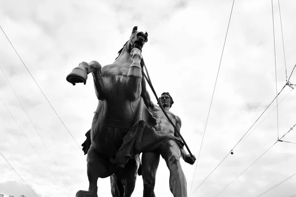 Estatua de la conquista de un caballo en el puente de Anichkov . — Foto de Stock