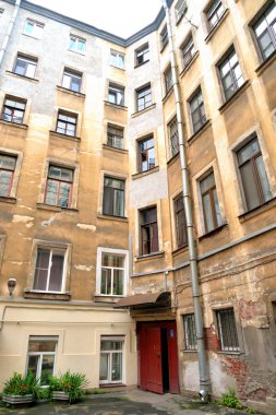 Saint Petersburg eski daireli ev cephe.