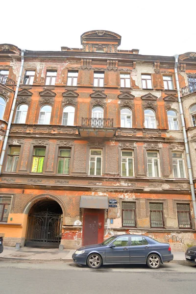 De gevel van de oude appartement huis in Sint-Petersburg. — Stockfoto