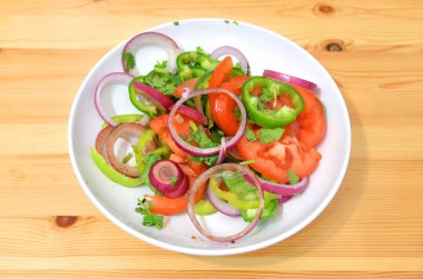 Tabakta sebze salatası.