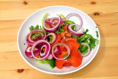 Tabakta sebze salatası.