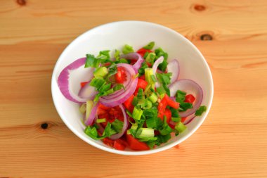 Tabakta sebze salatası.