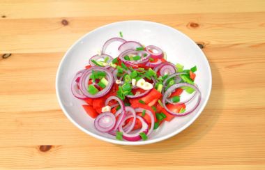 Tabakta sebze salatası.