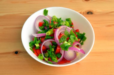 Tabakta sebze salatası.