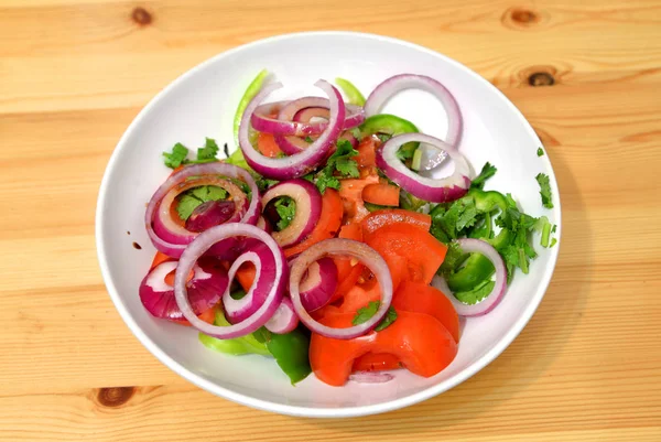 Tabakta sebze salatası.