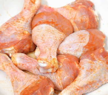 Çiğ tavuk baget yakın çekim.