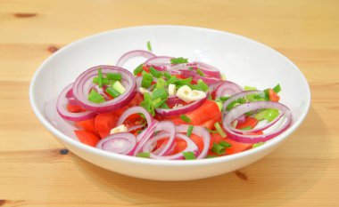 Tabakta sebze salatası.