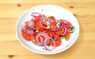 Tabakta sebze salatası.