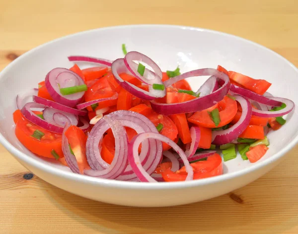 Tabakta sebze salatası.