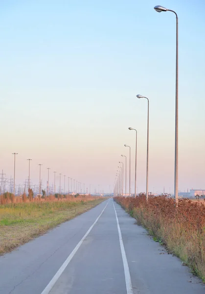 Carril bici en la noche de otoño . — Foto de Stock