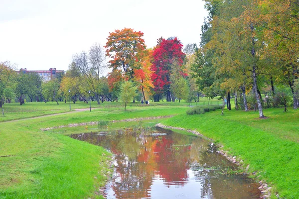 Park im Herbst. — Stockfoto