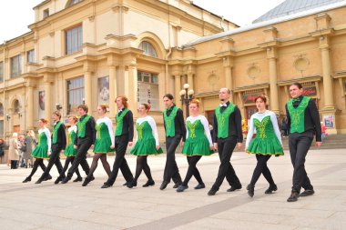 Bir grup insan Ulusal kostümleri İrlanda dansları dans.