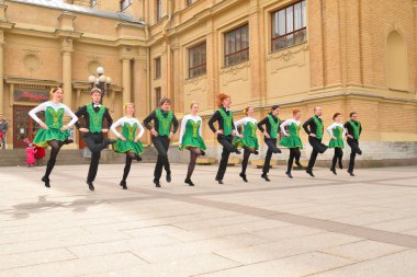 Bir grup insan Ulusal kostümleri İrlanda dansları dans.