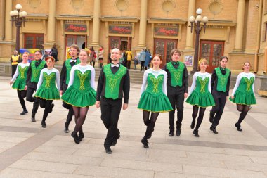 Bir grup insan Ulusal kostümleri İrlanda dansları dans.