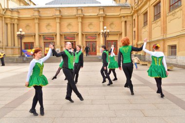 Bir grup insan Ulusal kostümleri İrlanda dansları dans.