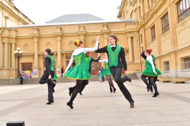 Bir grup insan Ulusal kostümleri İrlanda dansları dans.