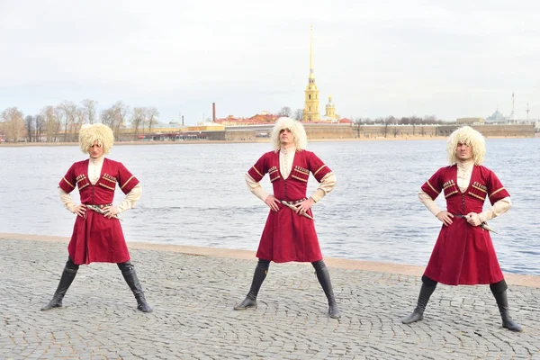 Gruppo di persone in costumi caucasici nazionali sta ballando lezginka . — Foto Stock