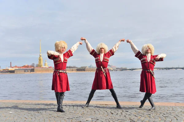 Grupo de personas en trajes nacionales caucásicos está bailando lezginka . — Foto de Stock