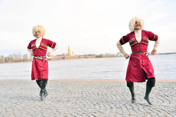 Grupp människor i kaukasiska folkdräkter dansar lezginka. — Stockfoto