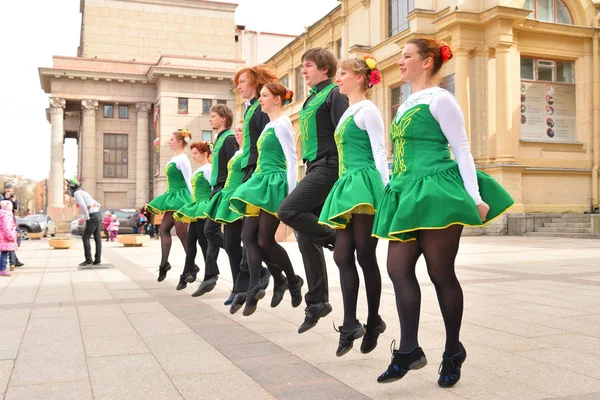 Embercsoport viseletben ír táncokat táncolnak. — Stock Fotó