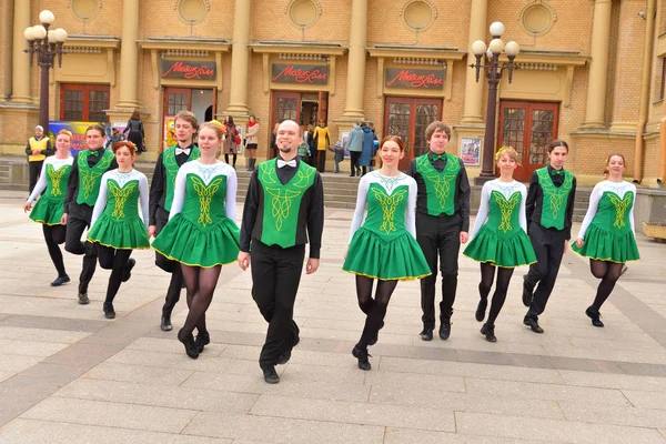 Bir grup insan Ulusal kostümleri İrlanda dansları dans.