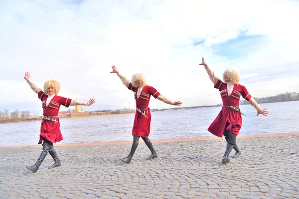コーカサス地方の民族衣装の人々 のグループは lezginka を踊る. — ストック写真
