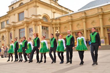Bir grup insan Ulusal kostümleri İrlanda dansları dans.