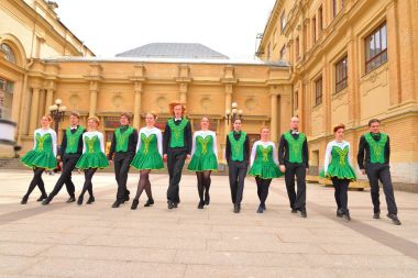 Bir grup insan Ulusal kostümleri İrlanda dansları dans.