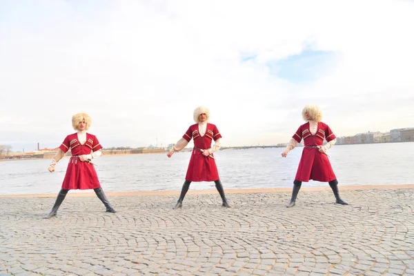 Grupo de personas en trajes nacionales caucásicos está bailando lezginka . — Foto de Stock