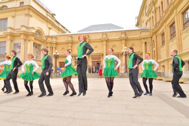 Bir grup insan Ulusal kostümleri İrlanda dansları dans.