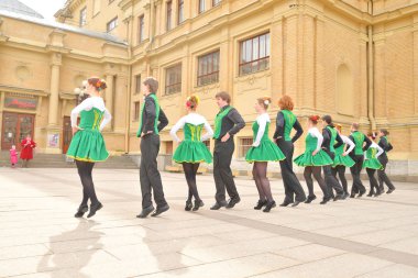 Bir grup insan Ulusal kostümleri İrlanda dansları dans.