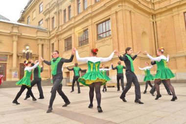 Bir grup insan Ulusal kostümleri İrlanda dansları dans.