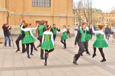 Bir grup insan Ulusal kostümleri İrlanda dansları dans.