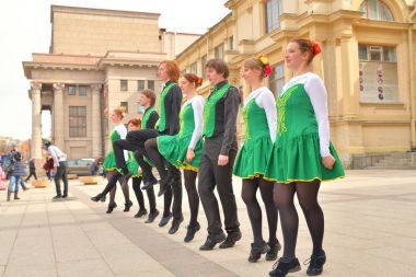 Bir grup insan Ulusal kostümleri İrlanda dansları dans.
