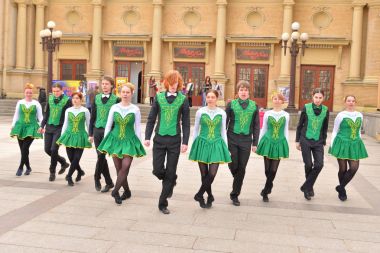 Bir grup insan Ulusal kostümleri İrlanda dansları dans.