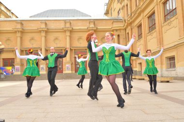 Bir grup insan Ulusal kostümleri İrlanda dansları dans.