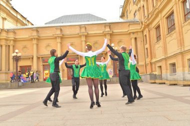 Bir grup insan Ulusal kostümleri İrlanda dansları dans.