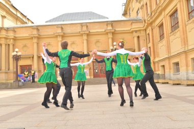 Bir grup insan Ulusal kostümleri İrlanda dansları dans.