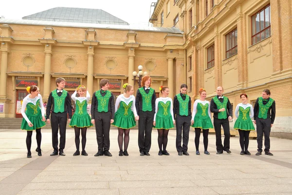 Groupe de personnes en costumes nationaux dansent danses irlandaises . — Photo