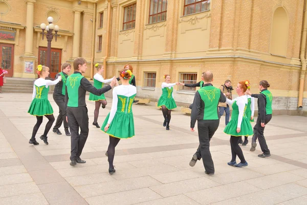 Grupo de pessoas em trajes nacionais estão dançando danças irlandesas . — Fotografia de Stock