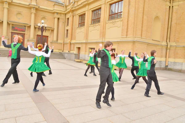 Groupe de personnes en costumes nationaux dansent danses irlandaises . — Photo