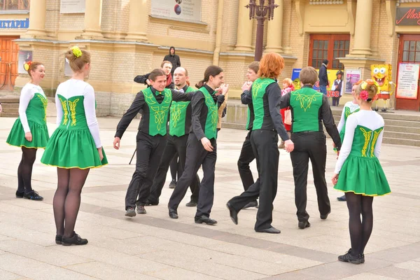 Grupo de pessoas em trajes nacionais estão dançando danças irlandesas . — Fotografia de Stock