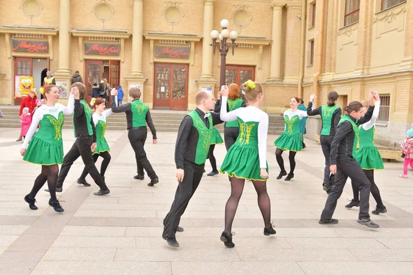 民族衣装の人々 のグループは、アイルランドのダンスを踊っています。. — ストック写真