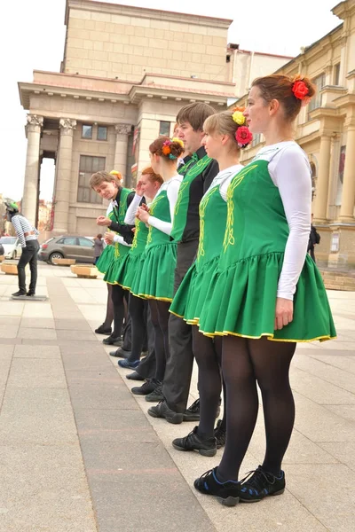 Groupe de personnes en costumes nationaux dansent danses irlandaises . — Photo